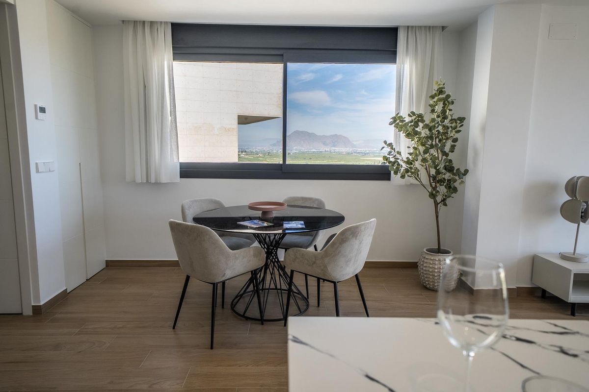 Ruime eetkamer met een moderne flair, met een tafel en kunst in een villa in Algorfa, Costa Blanca Zuid.