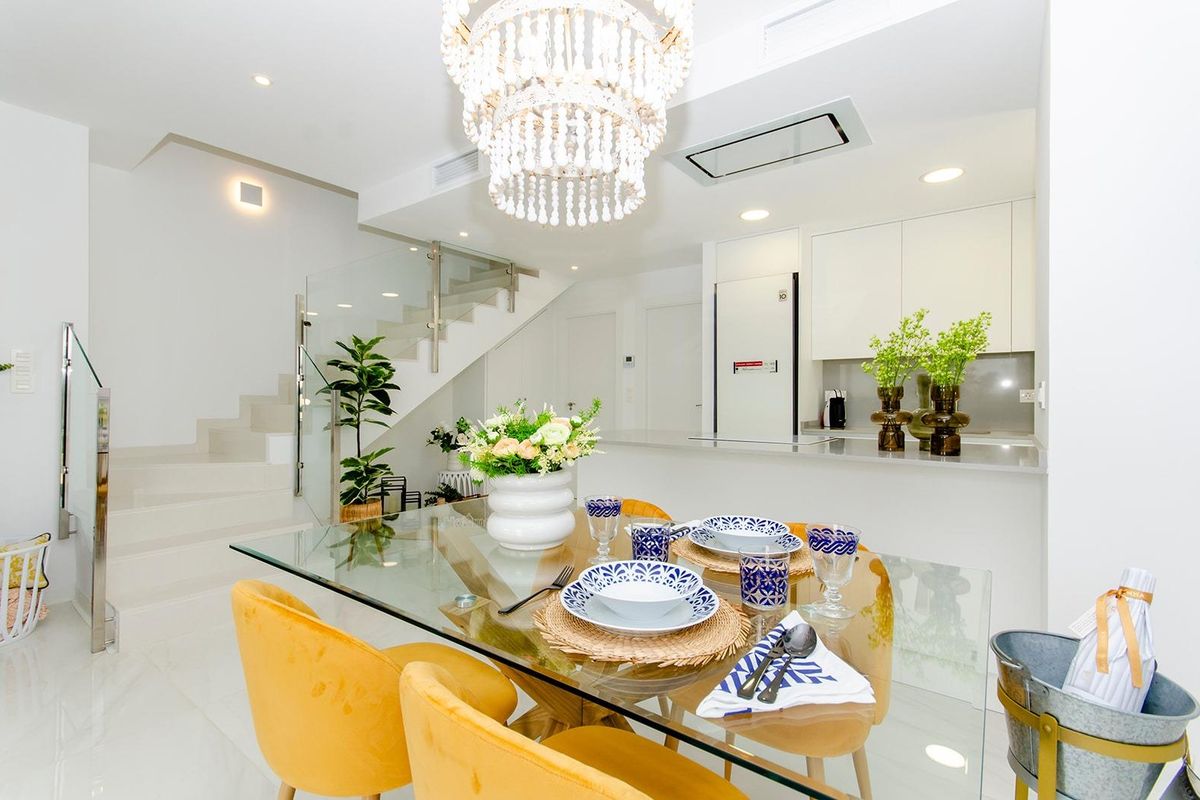 Elegante eetruimte met uitzicht op de trap en moderne keukenvoorzieningen in een 3-slaapkamer villa, Orihuela, Costa Blanca.