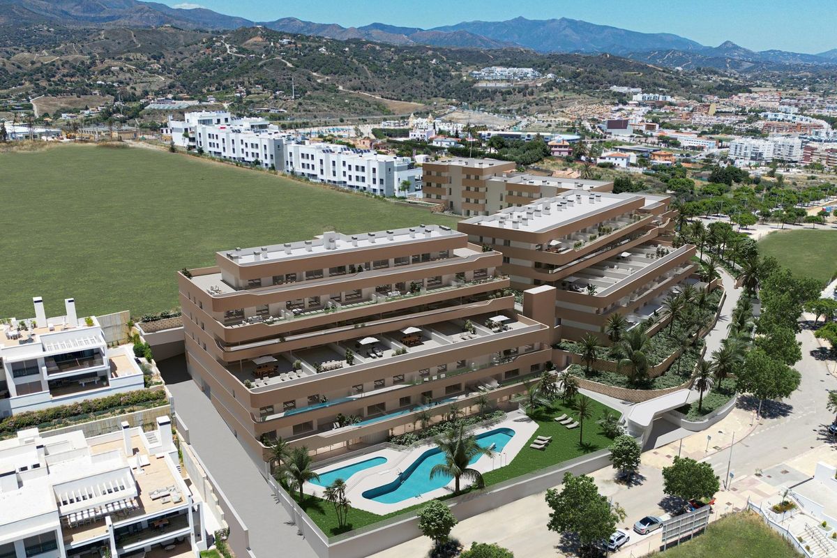 Luchtfoto van een modern 3-slaapkamer appartement in Estepona, met uitzicht op het zwembad en de groene ruimte.