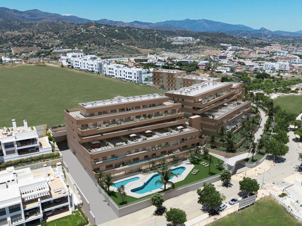 Luchtfoto van een modern 3-slaapkamerappartement in Estepona, Costa del Sol met zwembad en palm bomen.