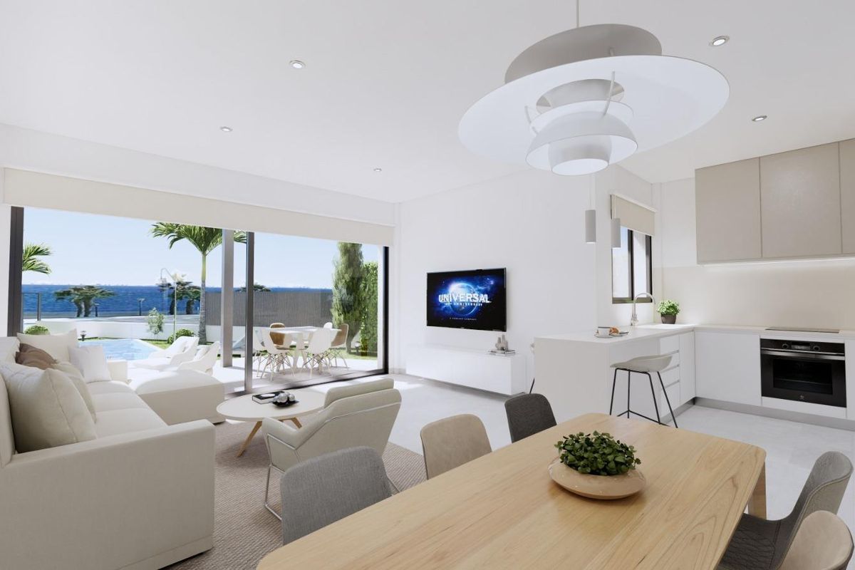 Hedendaagse eet- en woonruimte met uitzicht op het zwembad en de tuin in Costa Calida.