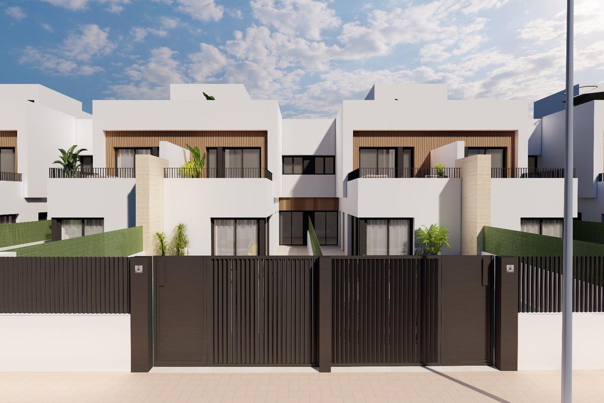 Vooraanzicht van townhouses in Santiago de la Ribera, met moderne ontwerpen en een hekkeninrit.