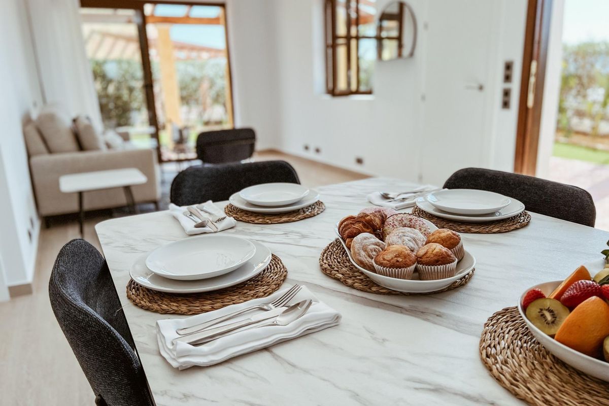 Eettafel met eten, die de woonkamer van de villa in Cuevas Del Almanzora toont.