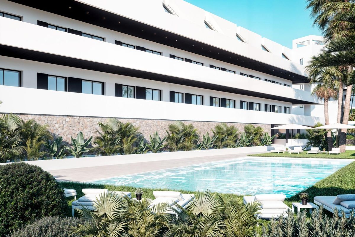 Grondniveau uitzicht op het moderne appartementencomplex in Finestrat, inclusief het uitnodigende zwembad.