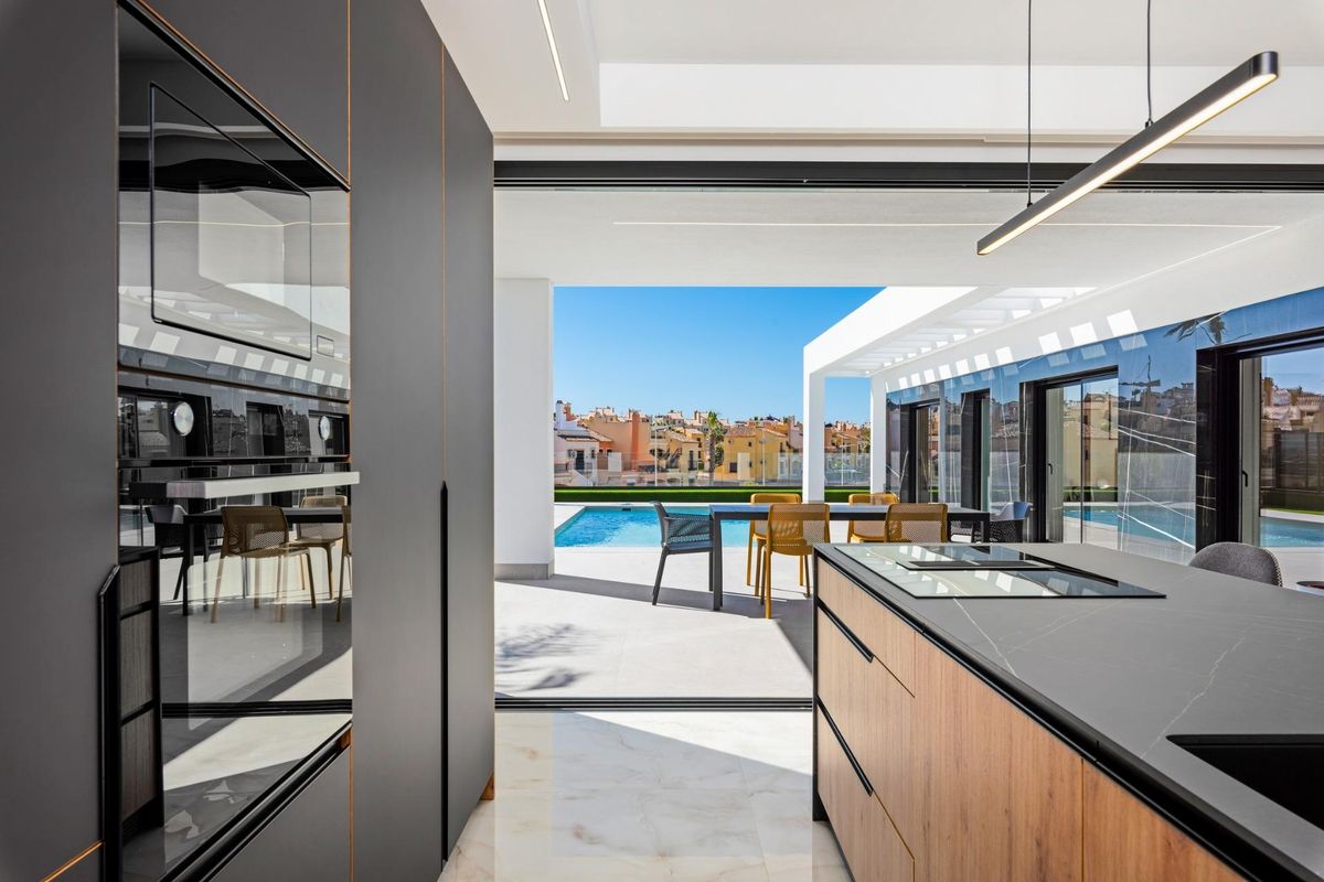 Moderne keuken met uitzicht op het zwembad in een 3-slaapkamer villa in Algorfa, Costa Blanca Zuid.