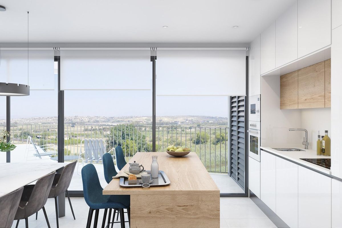 Strakke keuken in een penthouse in Guardamar del Segura met moderne apparatuur en een geweldig uitzicht.