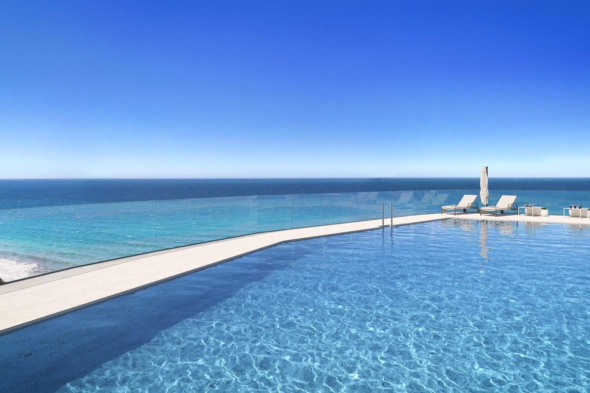 Zin aan een infinity pool met prachtig zeezicht, onderdeel van een townhouse in Vélez Málaga, Costa del Sol.