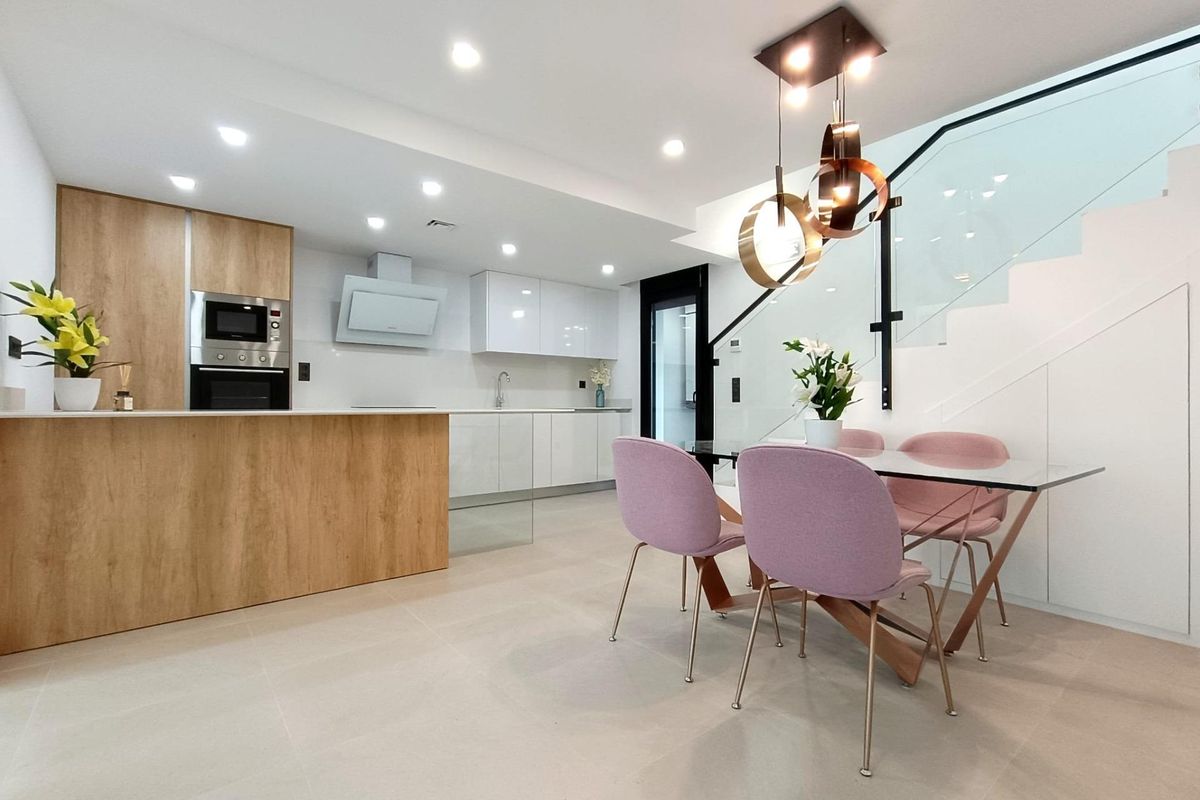 Moderne keuken en eetruimte in een eindwoning, uitgerust met strakke apparaten in Benijofar, Costa Blanca Zuid, Spanje.