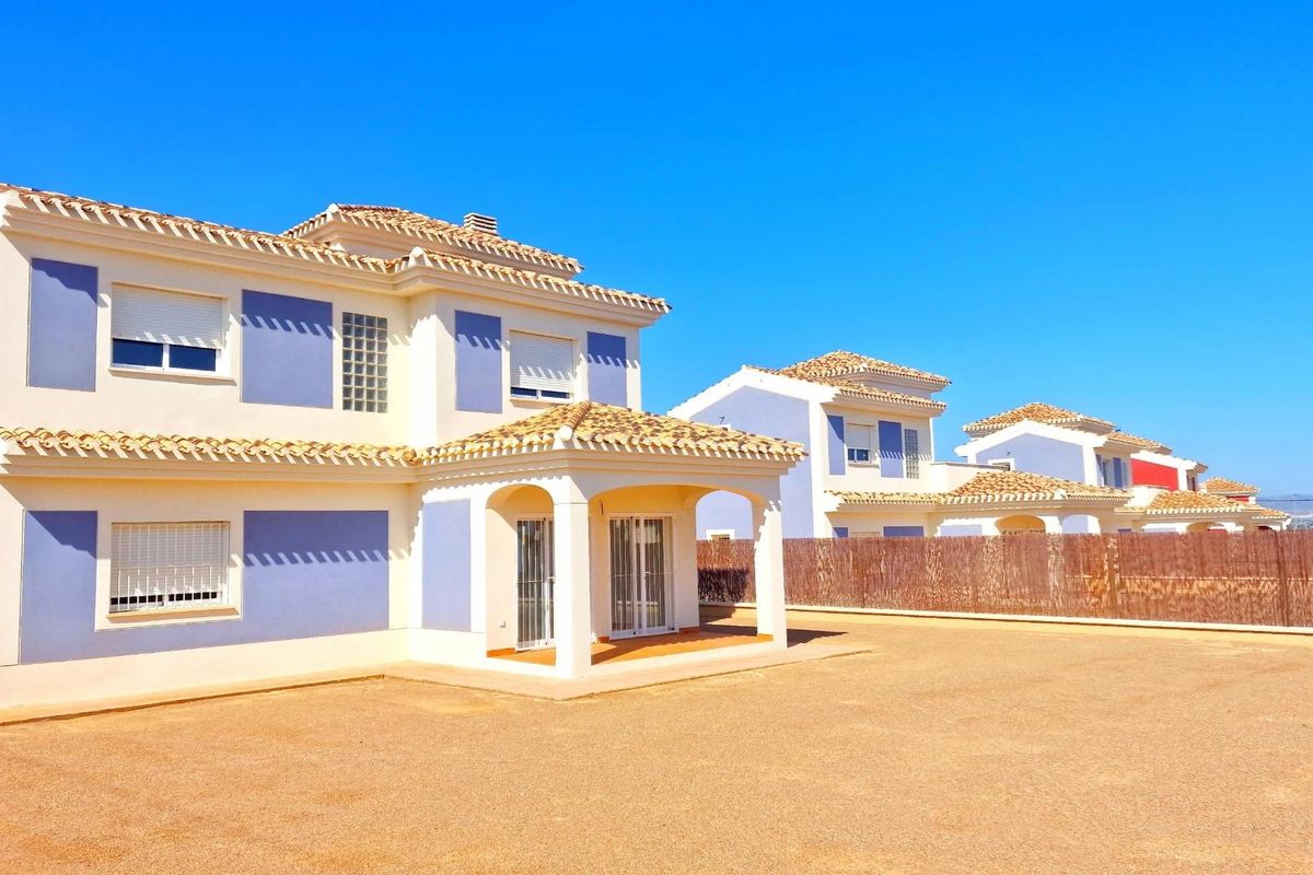 Buitenaanzicht van een 3-slaapkamer villa in Lorca, met een mooie indeling en ruime opzet.