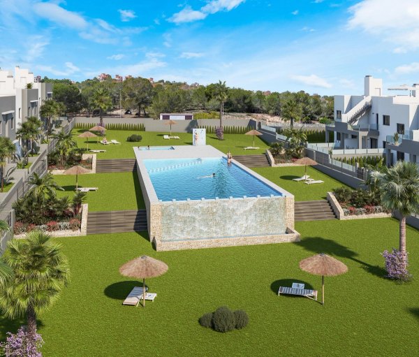 Een groot zwembad omringd door tuinen in San Miguel de Salinas. Bungalowgemeenschap met recreatiegebieden.