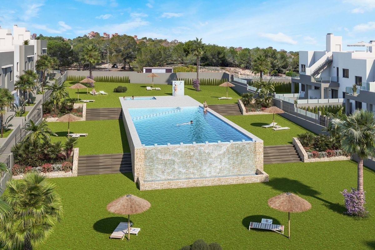 Een groot zwembad omringd door tuinen in San Miguel de Salinas. Bungalowgemeenschap met recreatiegebieden.