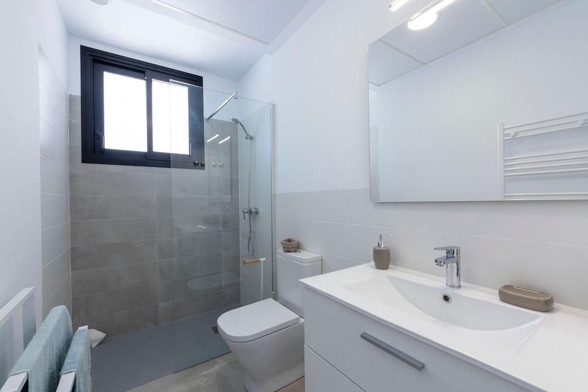 Hedendaagse badkamer in de villa in Calasparra, met stijlvolle armaturen en een glazen douche.