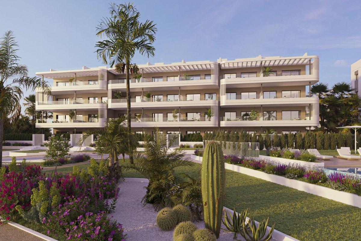 Buitenzicht op het 2-slaapkamerappartement complex, omringd door tuinen in Torrevieja, Costa Blanca Zuid, Spanje.