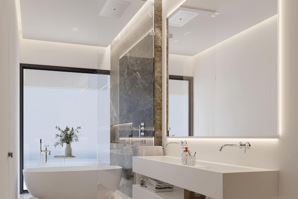 Strakke badkamer in de villa in Mijas, met moderne designelementen, badkuip en voldoende natuurlijk licht.