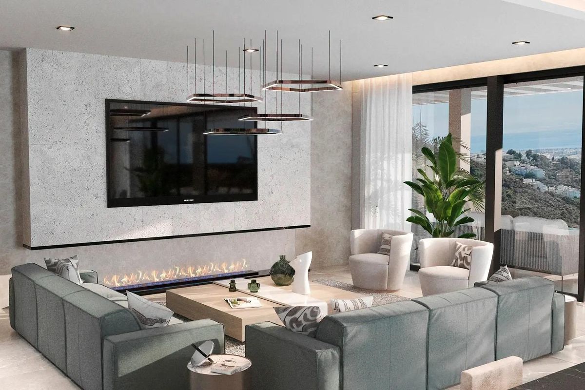 Stijlvolle woonkamer met wand-tv en prachtig uitzicht op het omliggende landschap in Benahavís.