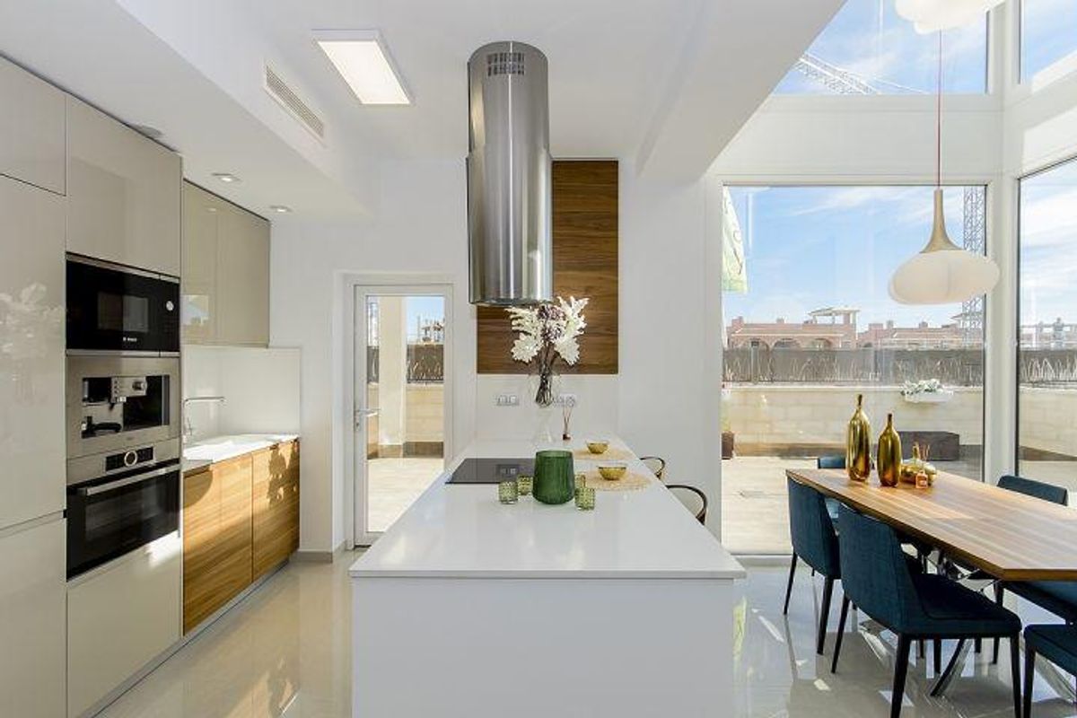 Moderne keuken met strak ontwerp en uitzicht op buiten, onderdeel van de 3-slaapkamer villa in Rojales.