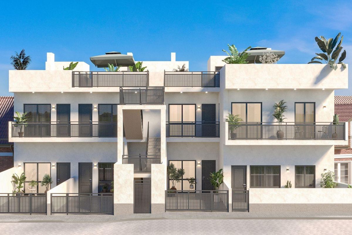 Gevel van de stijlvolle bungalow in Hondón de las Nieves, met moderne ontwerpen en groen.