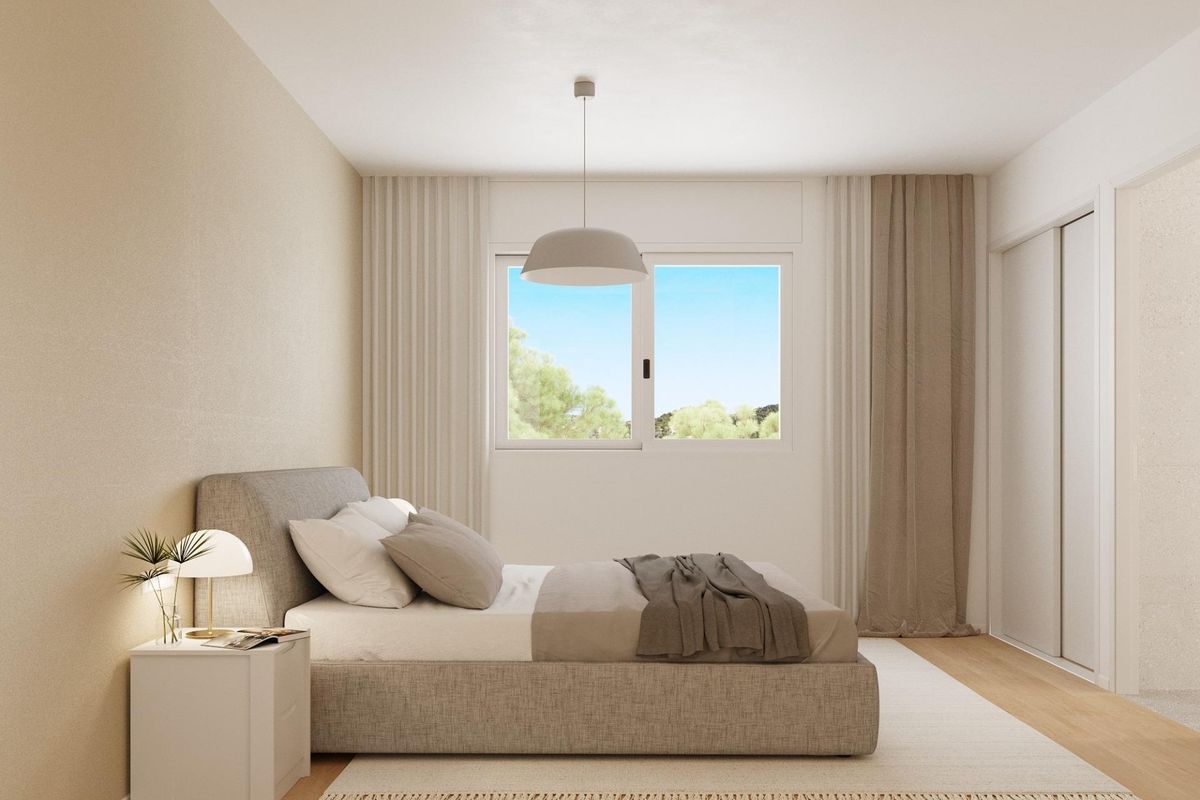 Gezellige slaapkamer met een tweepersoonsbed en natuurlijk licht in een moderne woning in Finestrat.