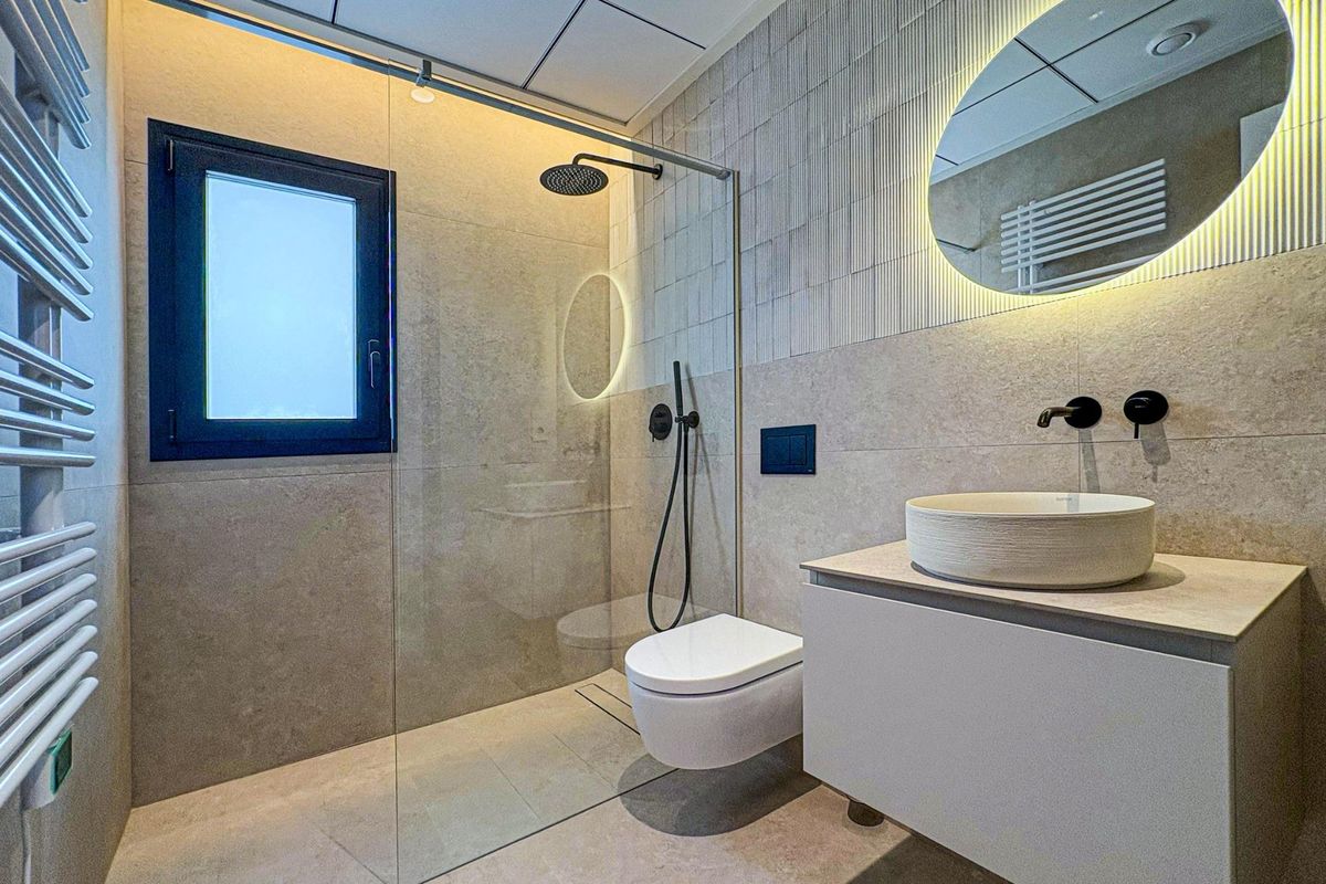 Strakke badkamerinrichting met een moderne douche en stijlvolle wastafel in de villa in Rojales.