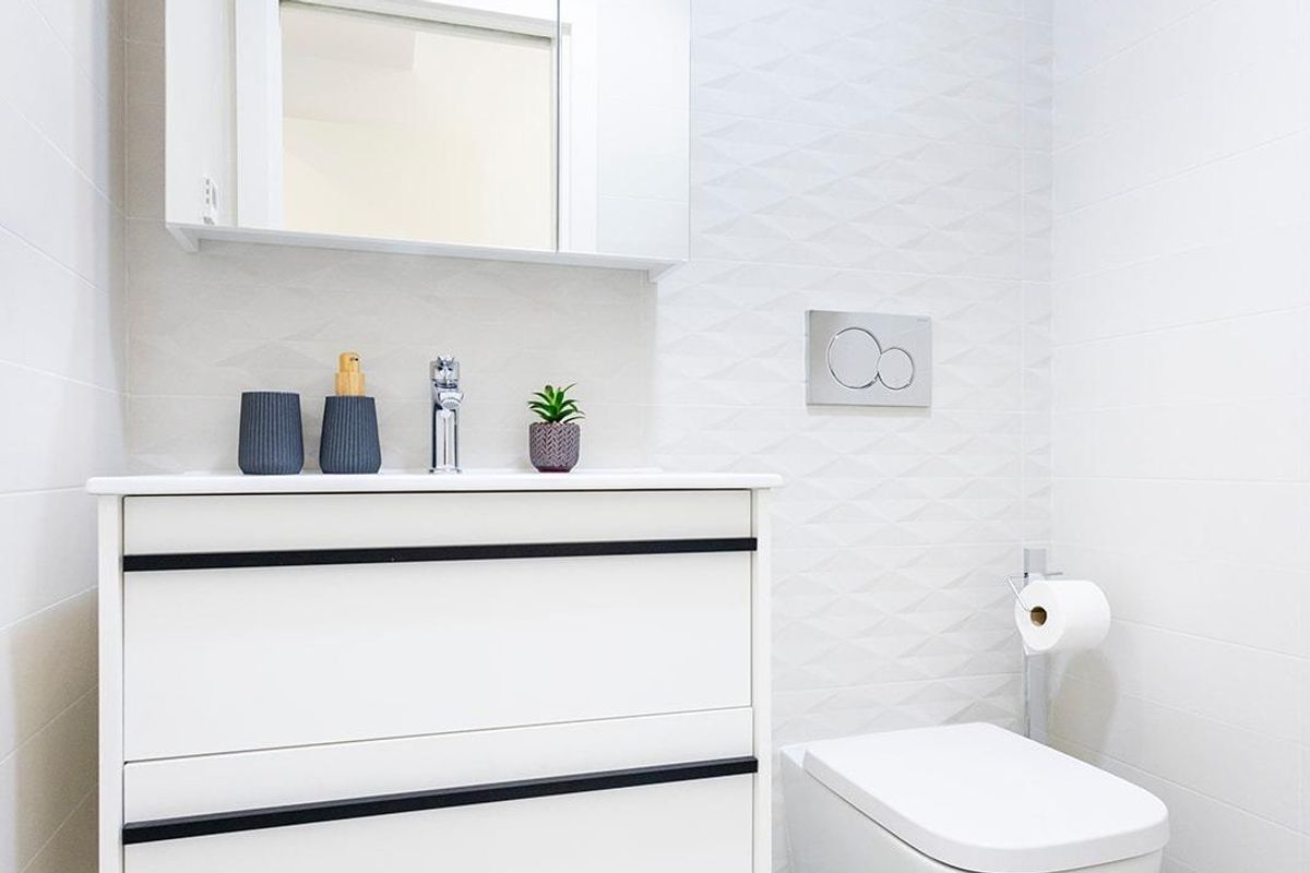 Moderne badkamer in een appartement in Jacarilla, met strakke armaturen en een schoon ontwerp.