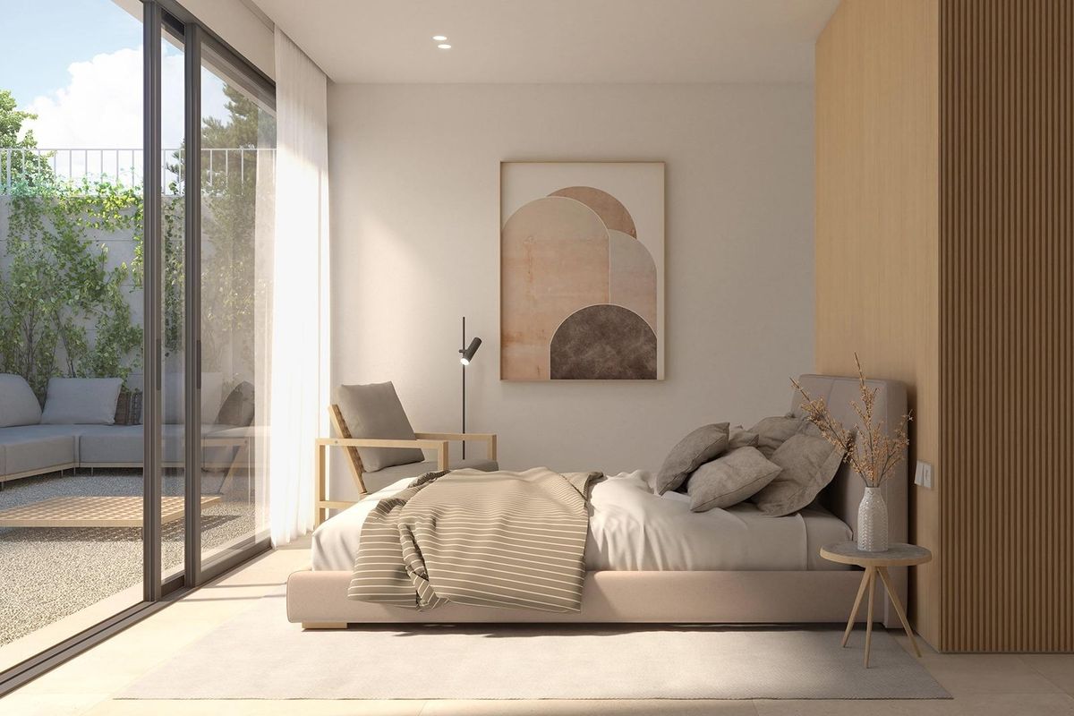 Moderne slaapkamer in een appartement op de begane grond in Marbella, met natuurlijk licht en toegang tot een privéterras.
