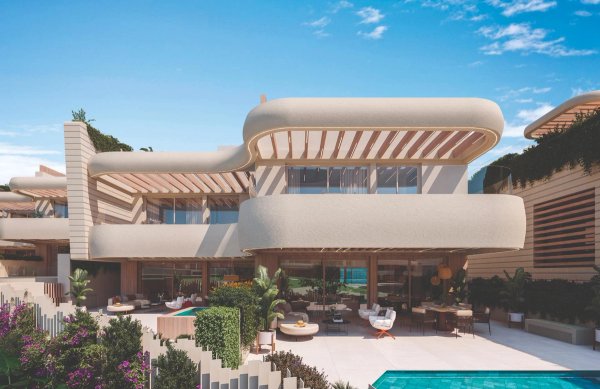 Moderne 4-slaapkamer townhouse in Marbella, met een strak ontwerp en uitnodigend zwembadgebied.