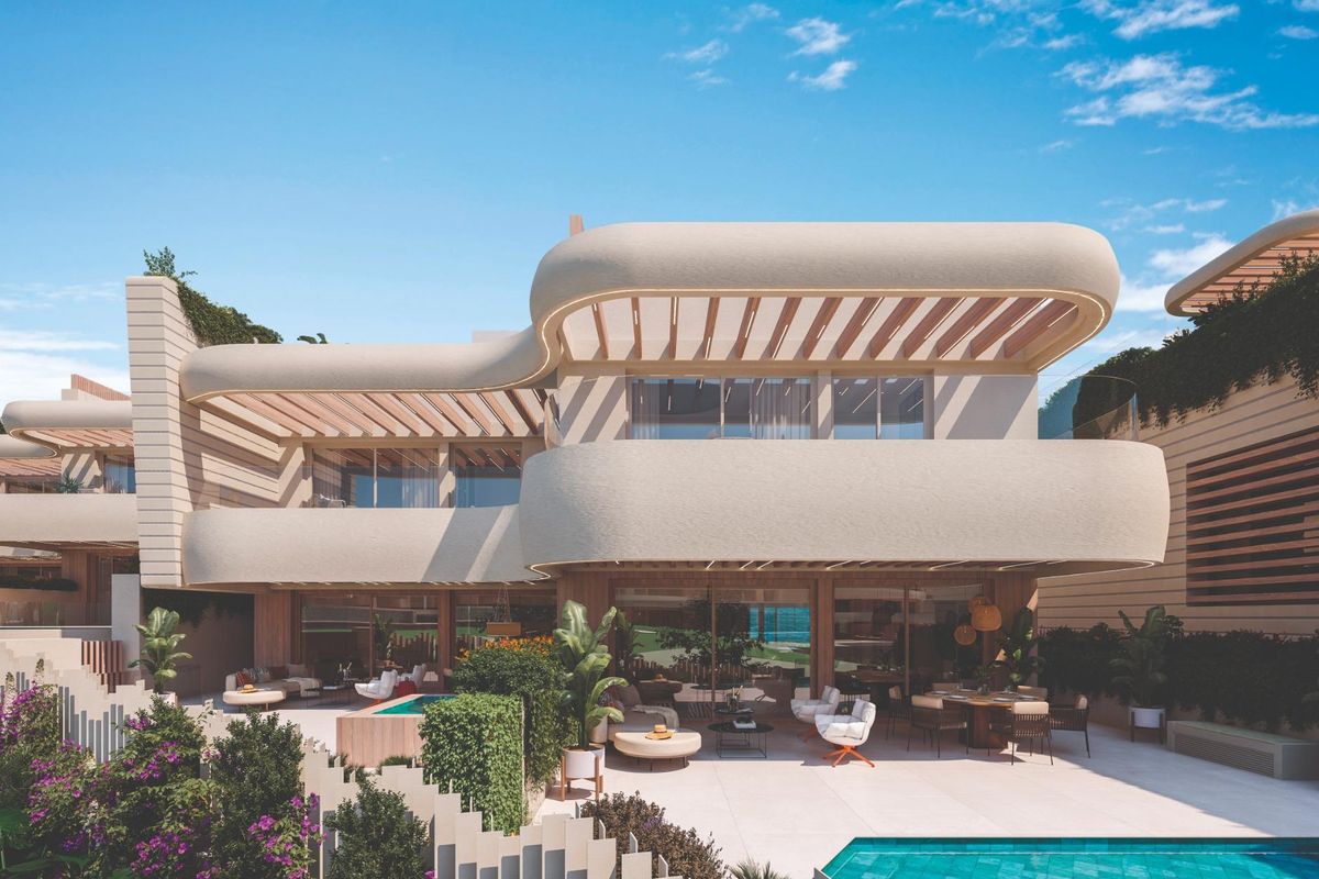Moderne 4-slaapkamer townhouse in Marbella, met een strak ontwerp en uitnodigend zwembadgebied.
