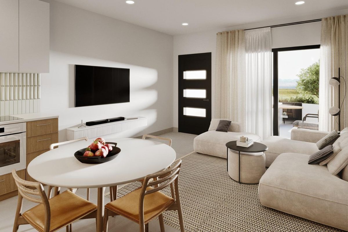 Heldere moderne woonkamer in een 2-slaapkamer bungalow in Puerto de Mazarron, met eettafel en uitzicht.