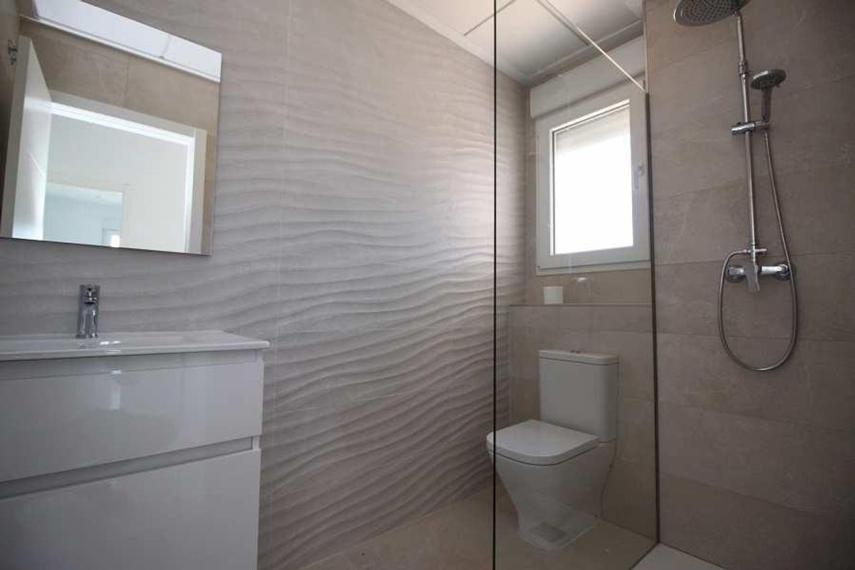 Moderne badkamer in de villa in Pinoso met een strakke inrichting en glazen douche.