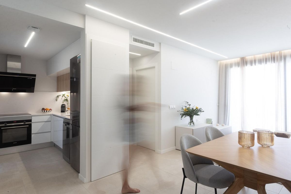 Uitgebreid zicht op de keuken in het penthouse in Denia, met witte kasten en moderne afwerkingen.