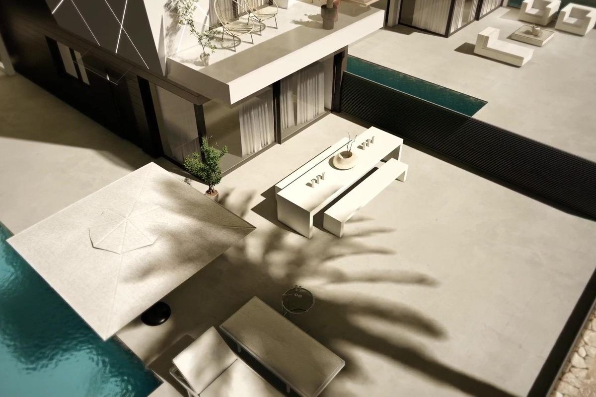 Stijlvolle buitenruimte met ligstoelen en een moderne eettafel in Puerto de Mazarron.