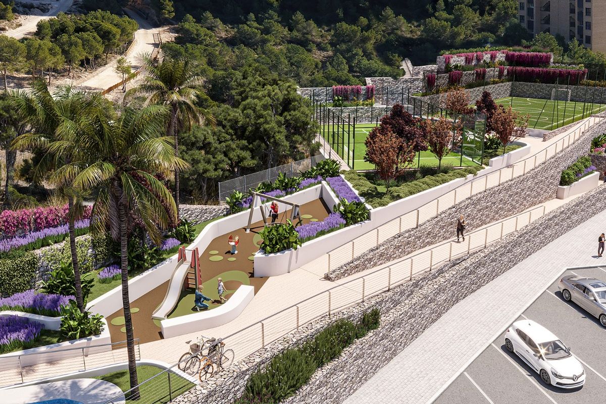 Prachtige aangelegde tuin met paden en zitplaatsen temidden van groen in Benidorm.