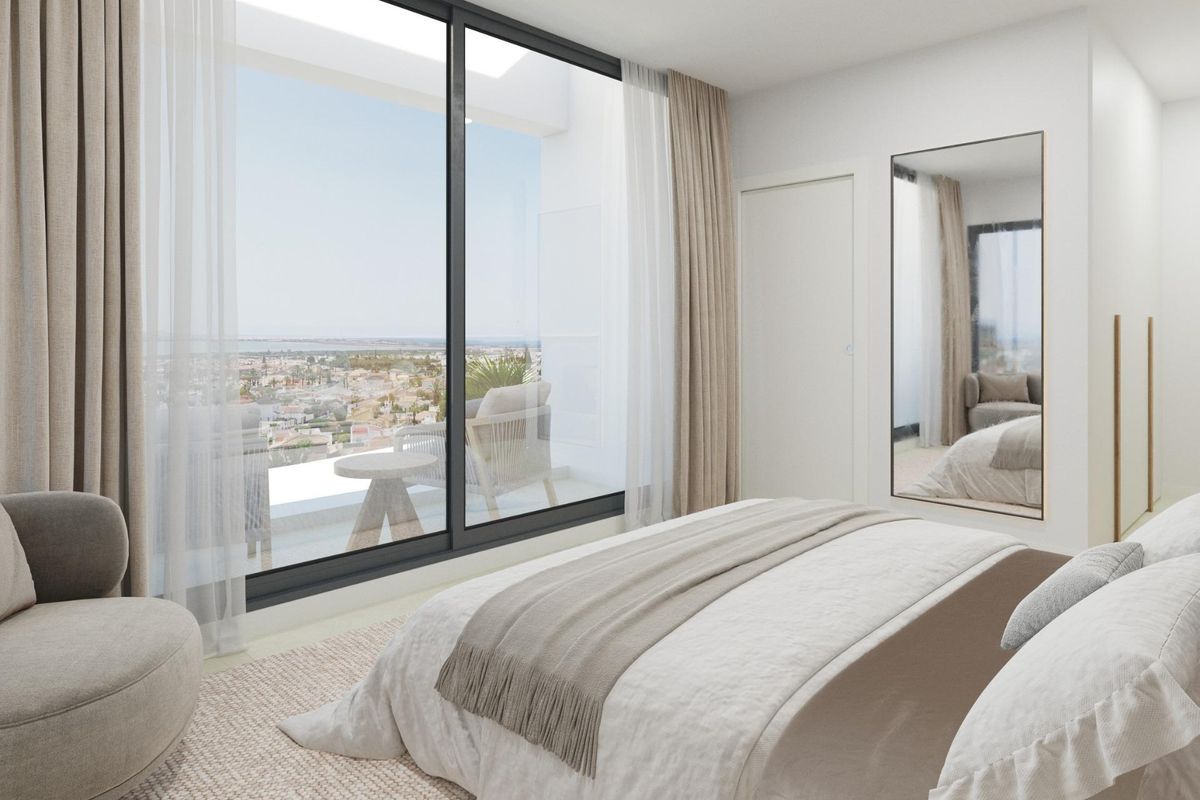 Moderne badkamer met een strakke design en stijlvolle afwerkingen in een villa in Ciudad Quesada.