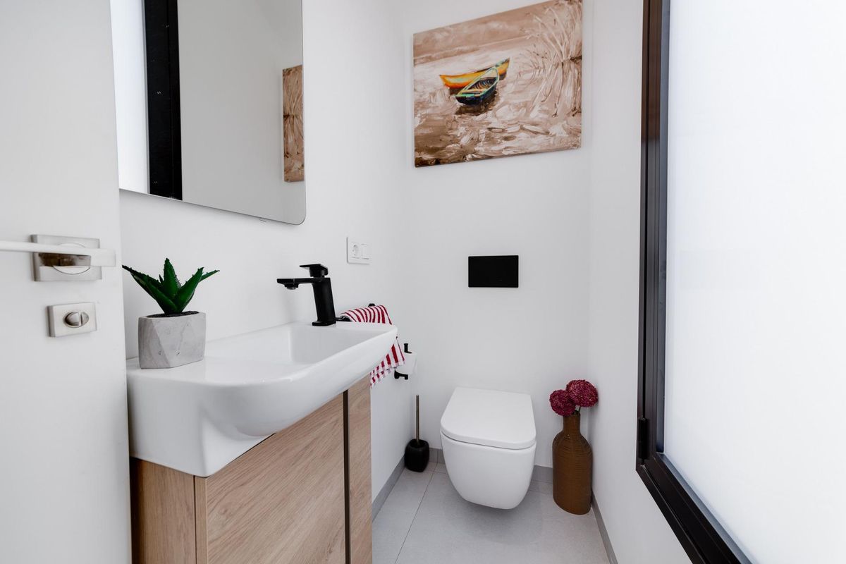 Gastenbadkamer met een strak ontwerp en minimalistische armaturen in een 3-slaapkamer villa, Pilar de La Horadada.