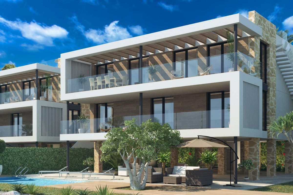 Buitenzijde van een moderne villa met 4 slaapkamers in Rojales, Costa Blanca, met een zwembad en tuin.