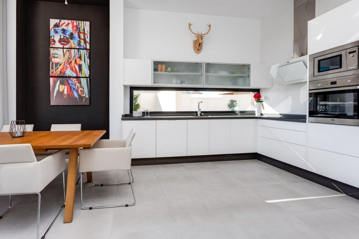 Goed uitgeruste keuken met een stijlvol ontwerp in een villa met 3 slaapkamers in Pilar de La Horadada, perfect om te koken.