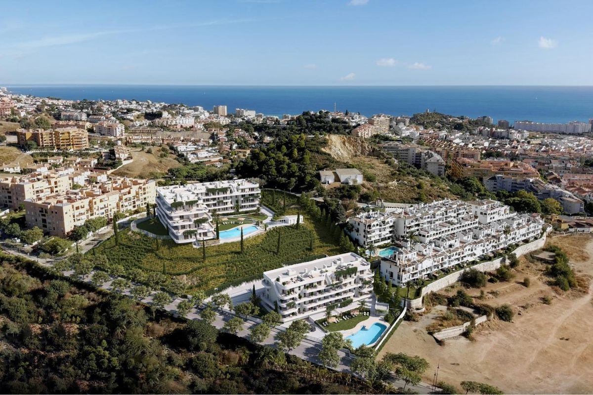 Luchtfoto van een stijlvol appartementencomplex met groene ruimtes dicht bij de kust in Fuengirola.