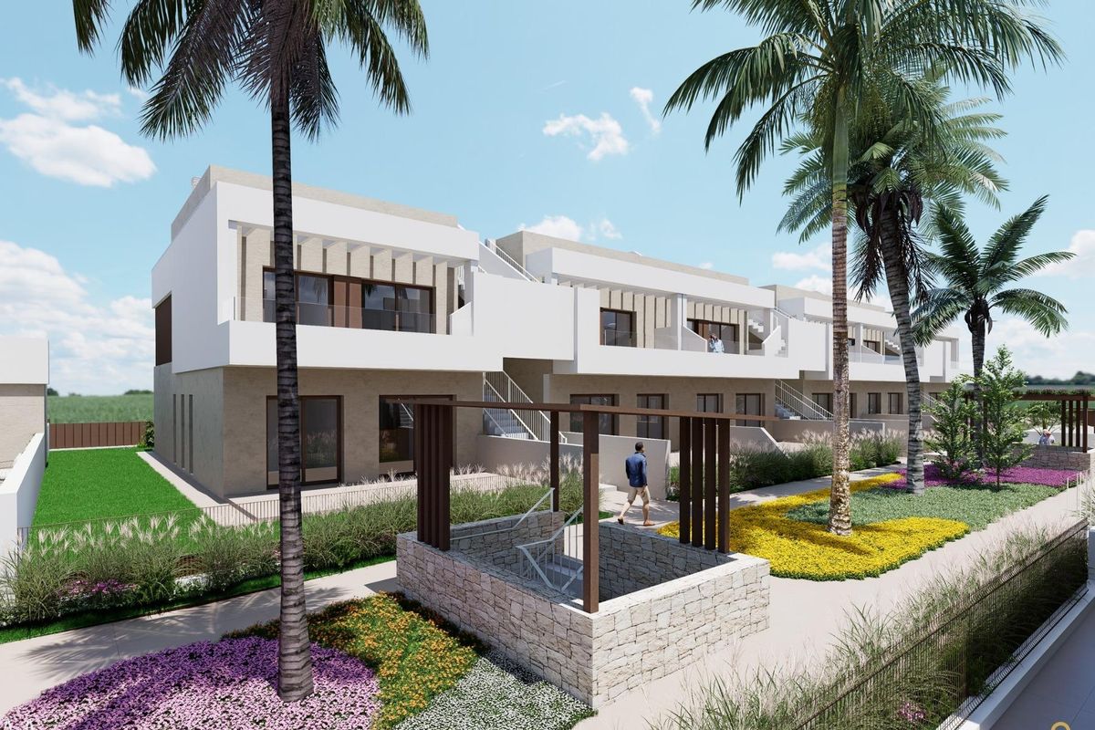 Moderne bungalowindeling met grasvelden en levendige bloemen in Los Alcazares, Spanje.