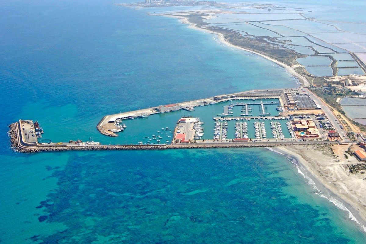 Luchtfoto van de jachthaven nabij San Pedro del Pinatar, met boten en een levendig waterlandschap.
