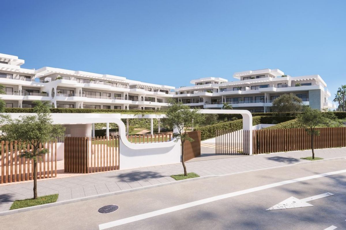Entree van een modern appartementencomplex met aangelegde tuinen in Estepona, Costa del Sol.