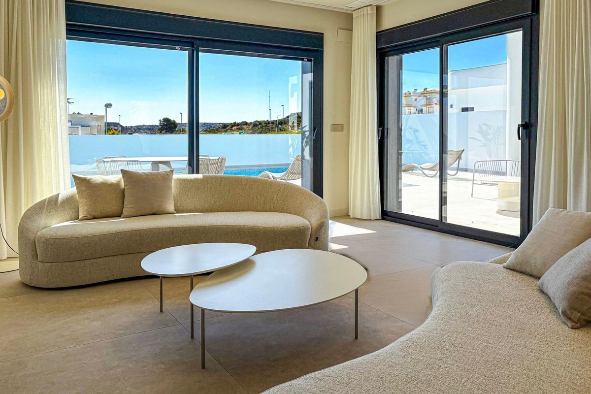 Gezellige zitplaatsen in de woonkamer met uitzicht op het zwembad in Rojales, Costa Blanca Zuid.