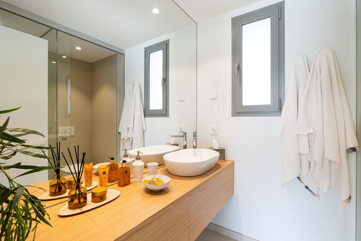 Moderne badkamer met dubbele wastafels en elegante decoratie in een penthouse in Fuengirola.