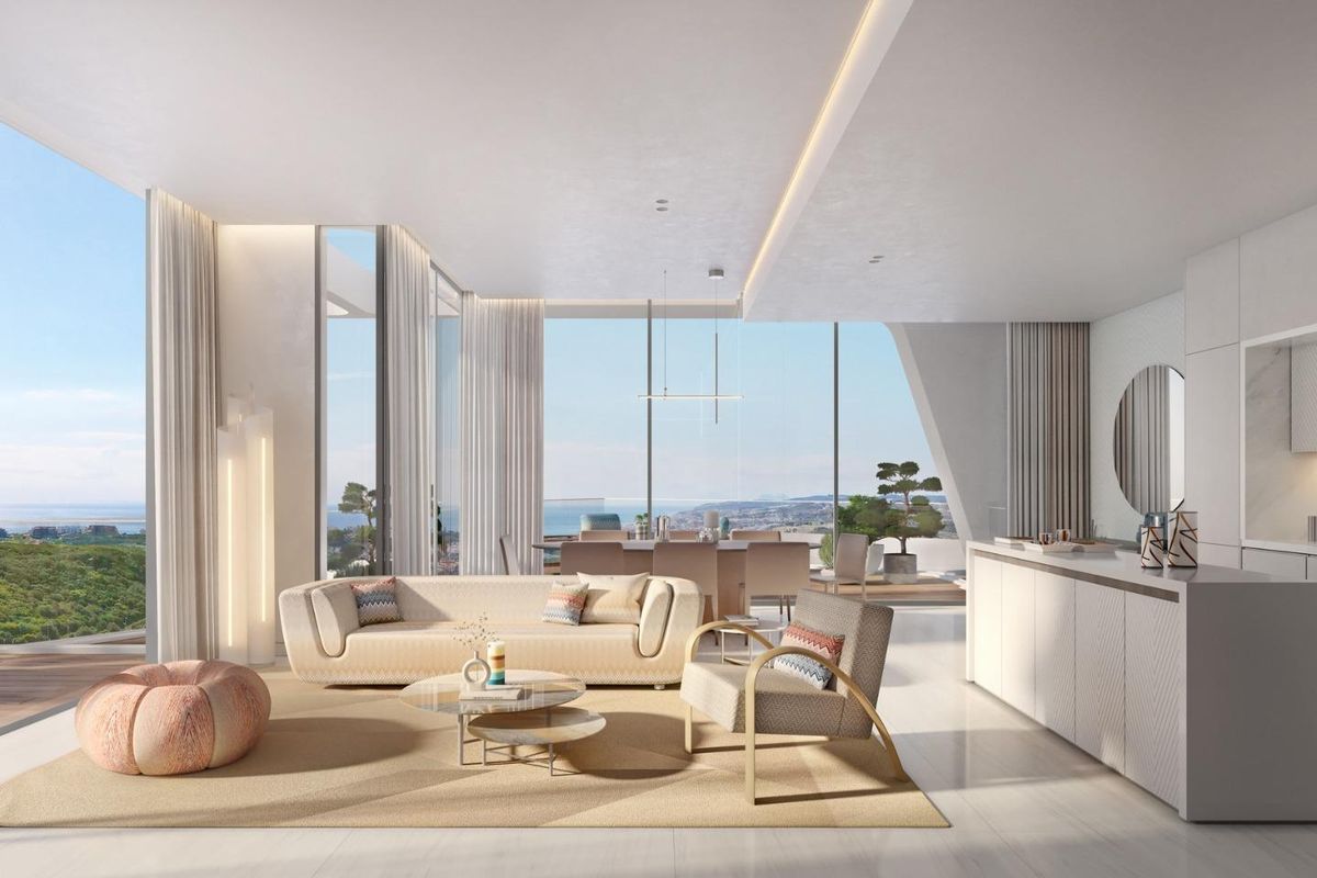 Eigentijdse woonkamer met stijlvolle inrichting en zeezicht in het luxe penthouse van Casares.