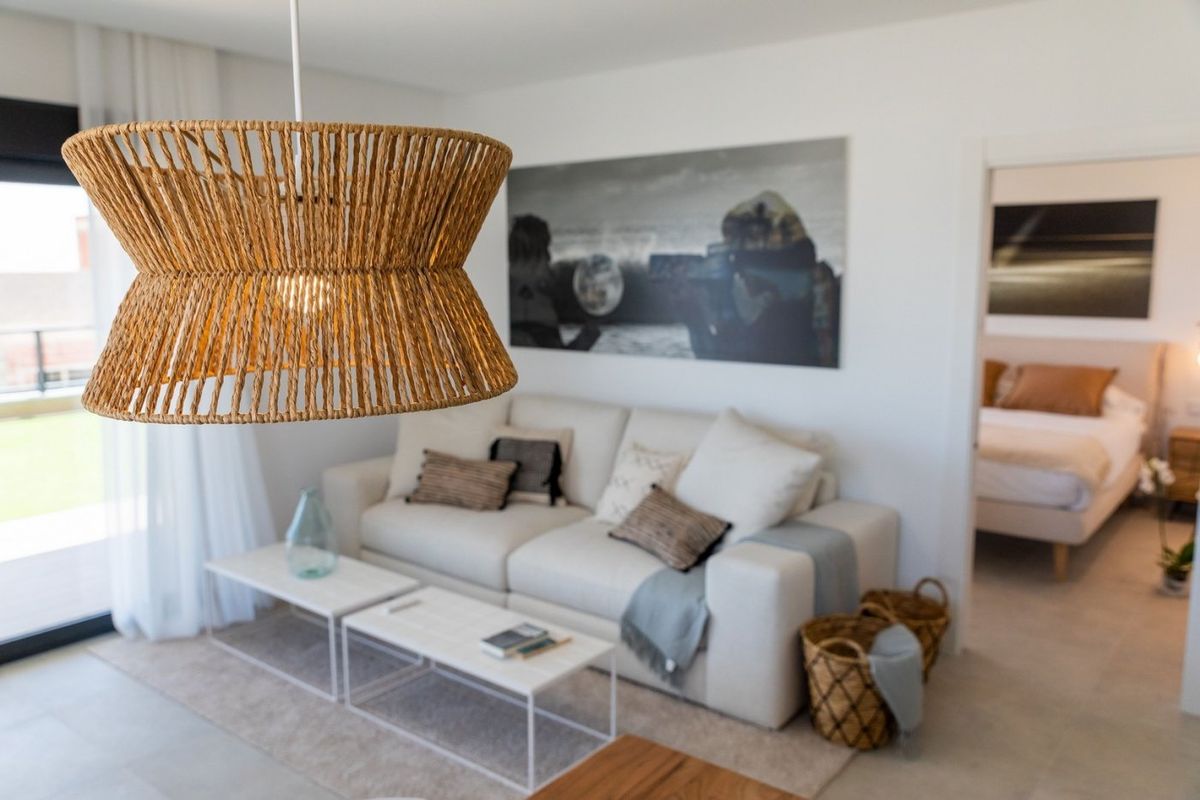 Moderne woonkamer met stijlvolle decoratie in een helder 3-slaapkamer appartement in Santa Pola, Costa Blanca.