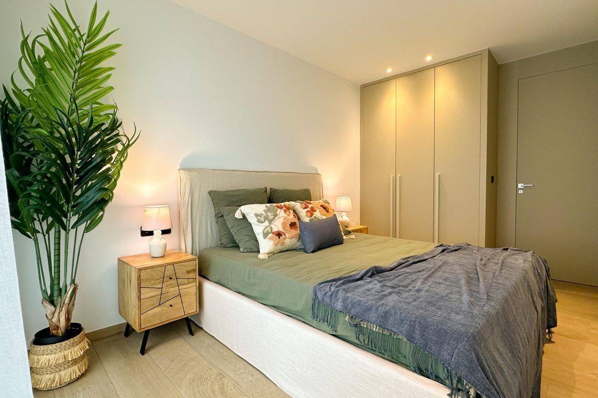 Comfortabele slaapkamer met bloemendecor en natuurlijk licht in een 2-slaapkamer bungalow, Algorfa, Costa Blanca.