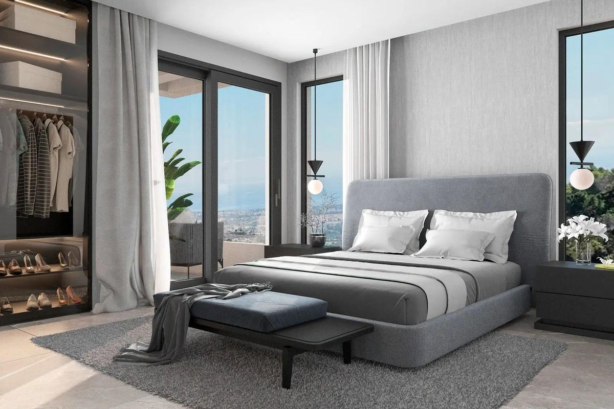 Moderne slaapkamer met minimalistisch ontwerp en uitgestrekte ramen in een 6-slaapkamer villa in Benahavís.