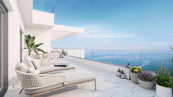 Ruimtelijk terras van een penthouse in Casares, Costa del Sol, met prachtig uitzicht op zee en moderne lounge meubels.