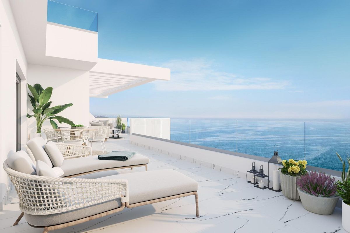 Ruimtelijk terras van een penthouse in Casares, Costa del Sol, met prachtig uitzicht op zee en moderne lounge meubels.