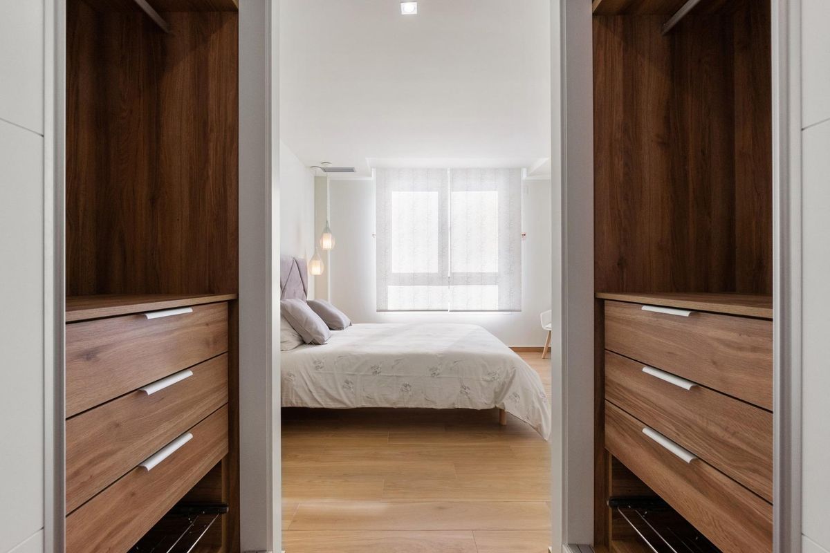 Uitzicht op een gezellige slaapkamer door een stijlvolle inloopkast in de villa in Rojales.