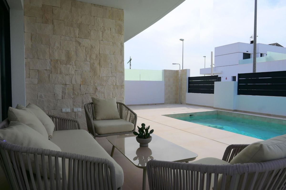 Charmant zijaanzicht van terrasmeubilair bij het zwembad in een moderne townhouse in Dolores, Costa Blanca Zuid.